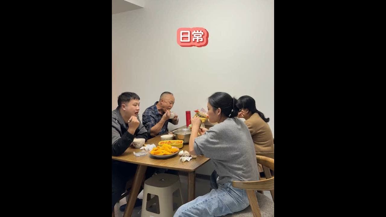 前两天公公说想吃猪蹄了 今天去菜场买了些回来炖莲藕  又给孩子们加工做了一下烤肠 囤着他们慢慢吃