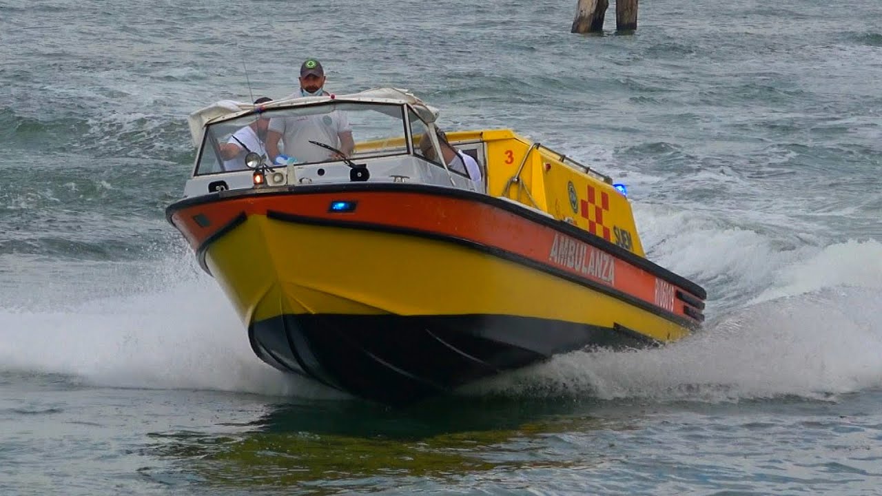[EPIC!] Venice ambulance boats responding with lights and siren // Idroambulanza Venezia in sirena