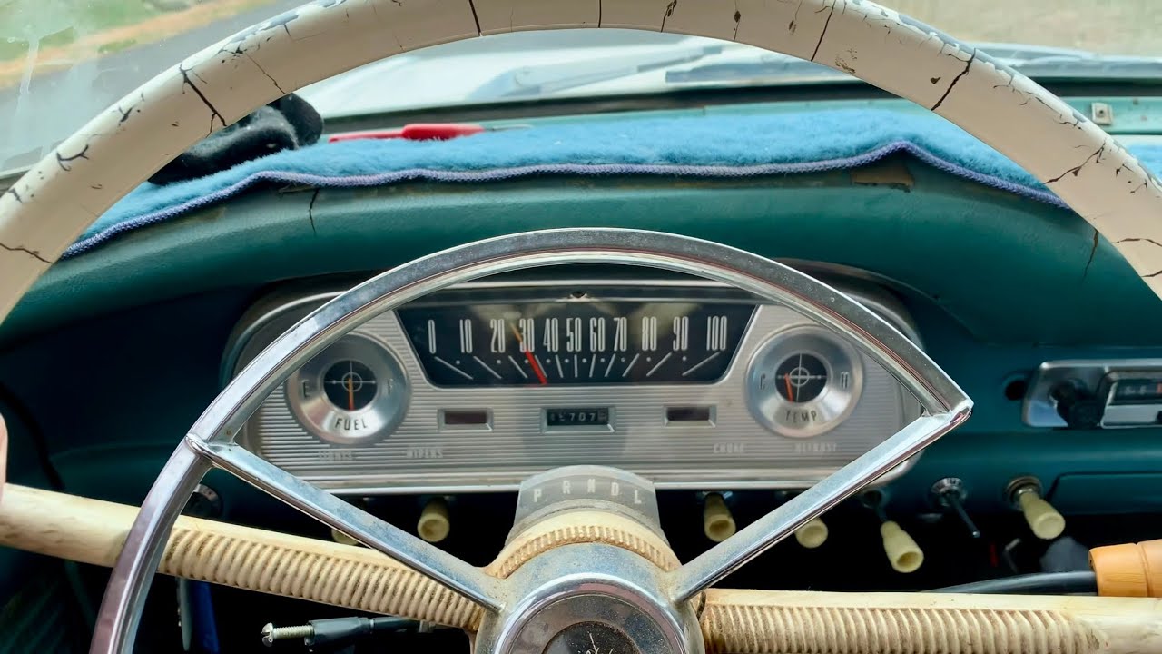 3 винтажных автомобиля: Ford Falcon 1961 года, Ford Station Wagon 1956 года, Plymouth Valiant 196...