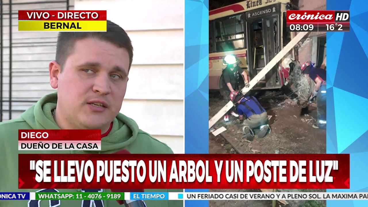 Bernal: Colectivo chocó con auto y se incrustó en una casa