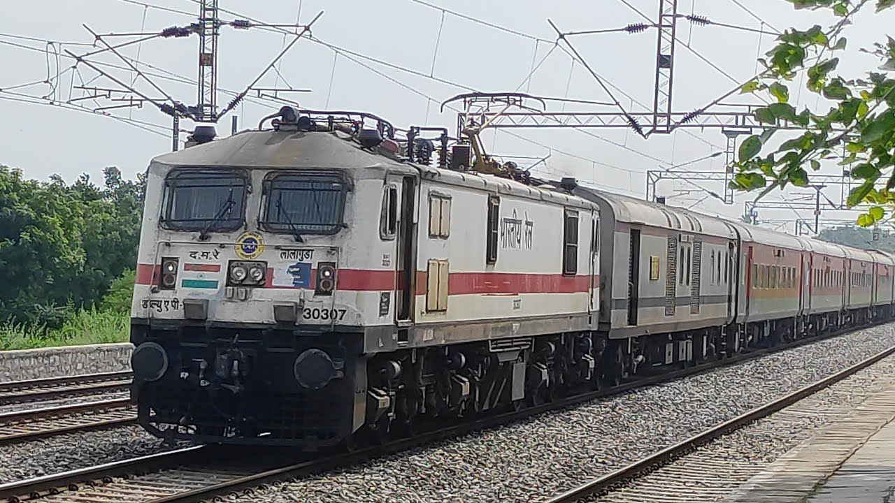 Top speeding action of 12285 Hazrat Nizamuddin Duranto express from ...