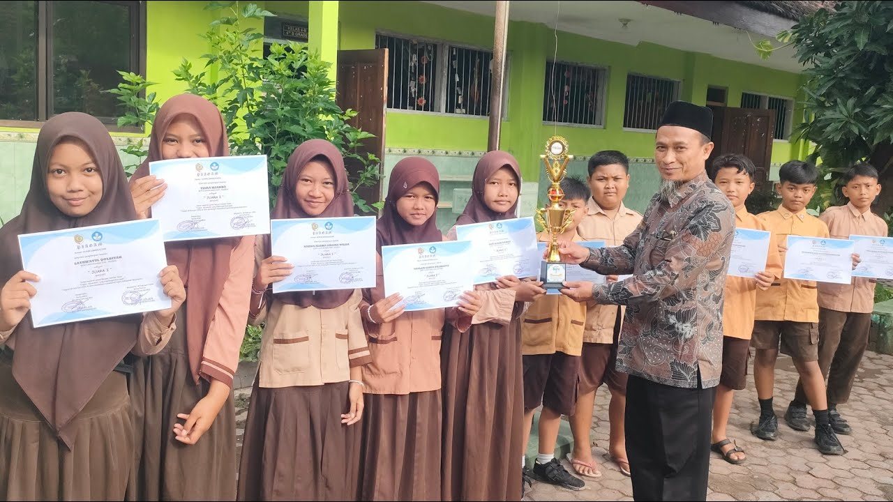Penyerahan Juara 1 Banjari se-Kec. Ngoro SDN Candiharjo