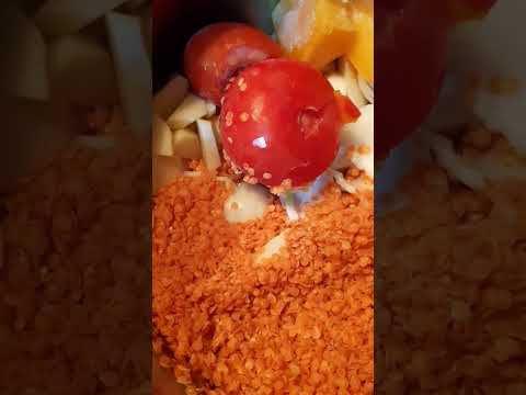 لو بتحبي شوربة العدس وعندك مشكلة بالقولون ممكن تضيفي كم مكعب من القرع الأصفر أو الكوسا بتكون لطيفة