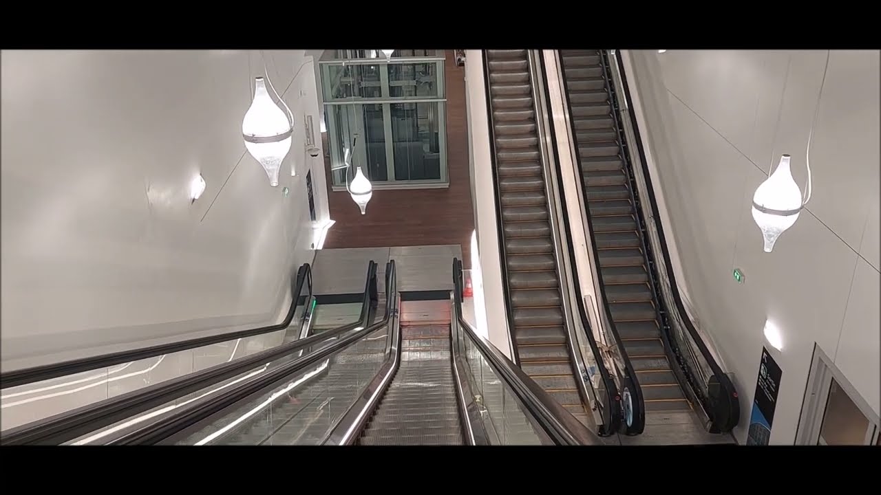 Les escalators de la gare de la Défense Grande Arche (RER E)