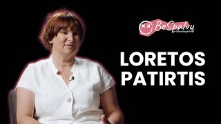 BE SPALVŲ: Loretos patirties istorija