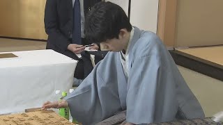 藤井聡太七冠がタイトル4連覇に王手をかけるか　佐々木大地七段との「王位戦七番勝負」第3局2日目が始まる　決着は26日夜になる見込み　北海道・小樽市