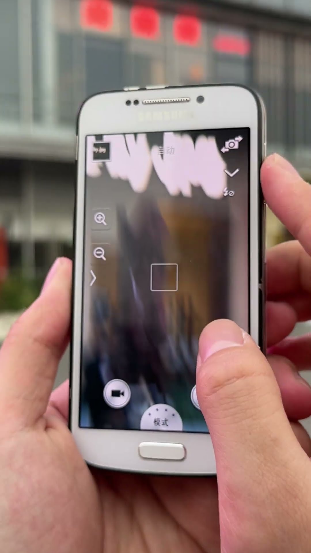 It's obviously a CCD but they still say it's a mobile phone ? Samsung mobile photography