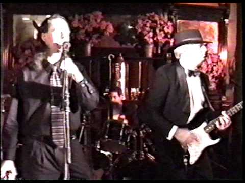 Tom Costello with the Moonlighters singing "Rock This Town" (Live@The Abbey - Dec 17th 1999)