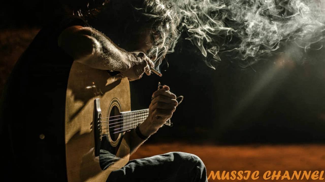 Играй грусть. Блюз гитарист. Гитара и сигареты. Гитарист с сигаретой. Грустный музыкант.