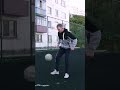 Крутой дворовый футбольный трюк 😎#shorts