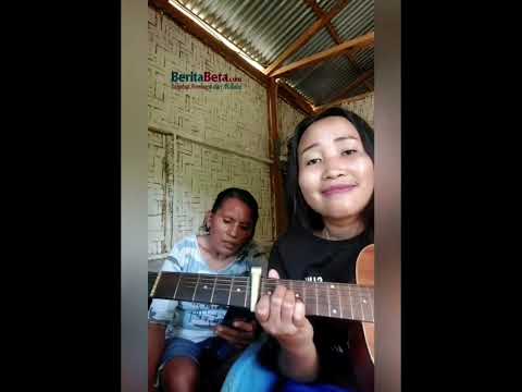 #viral di media sosial seorang ibu dan anak berasal dari sumba NTT mengcover lagu (DAWAI)