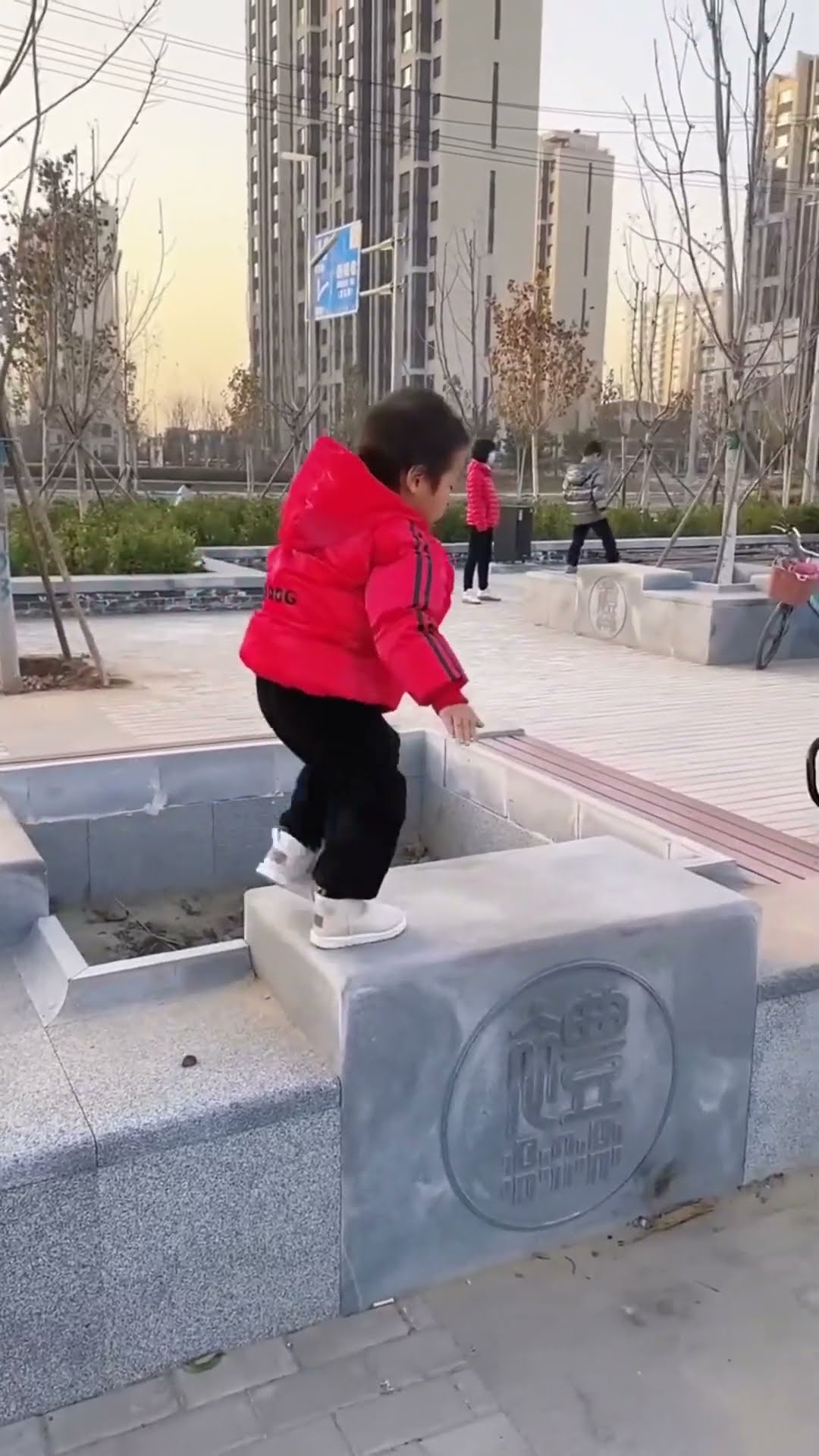 爸爸带娃花样百出，带儿子挑战花坛#Cute baby#Cute#呆萌小米宝#聪明宝宝#萌娃