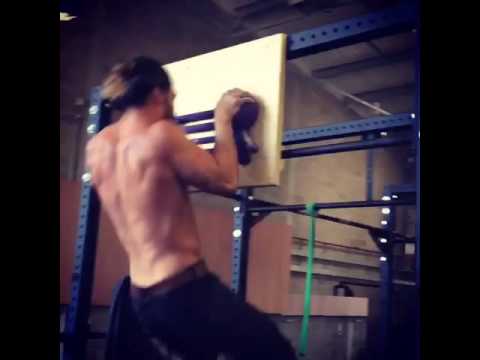 Jason Momoa hace pull ups