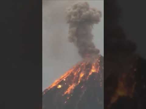 Wideo: Bezymyanny - wulkan Kamczatki. Wybuch