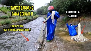 JALA IKAN DI PARIT PEDALAMAN SETELAH BANJIR BANDANG