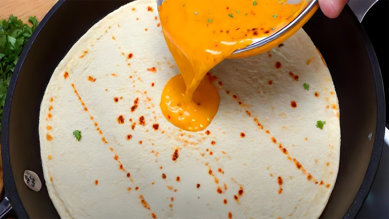 1 тортилья и 5 яиц. Это так вкусно, что я готовлю это блюдо каждый день.