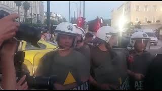 Τα ΜΑΤ απώθησαν έξω από τη Βουλή διαδηλώτριες ενάντια στις γυναικοκτονίες