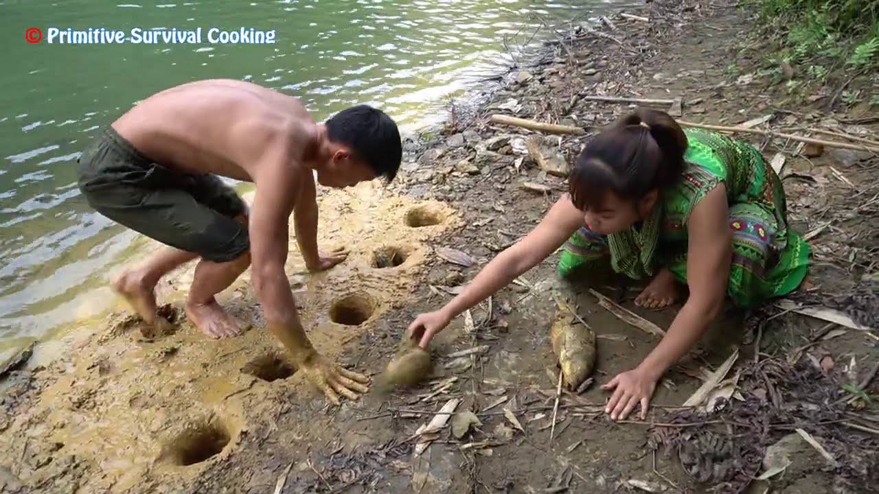 Survival Skills - Dig Deep Mud Underground Hole Dry to Primitive Fish Trap - Unique Skill Catch Fish