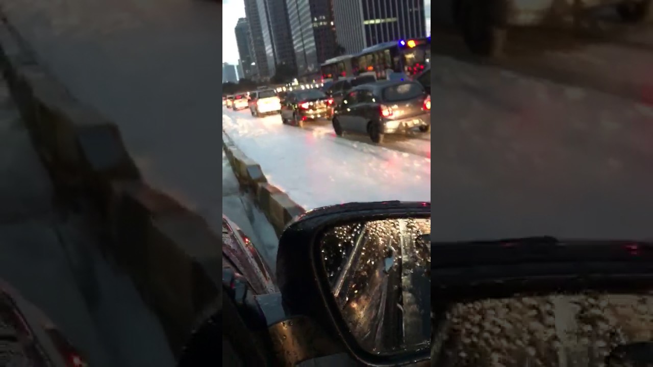 Disangka Hujan Salju di  Jakarta  Ternyata Busa dari Truk  
