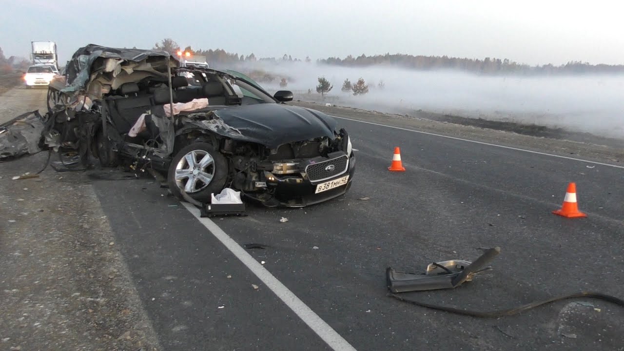 Субарик в ночном тумане срубил крышу об "Газель" - YouTube