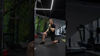 Przyciąganie linki wyciągu jednorącz ze skłonem / Half kneeling side band single arm lat pulldown