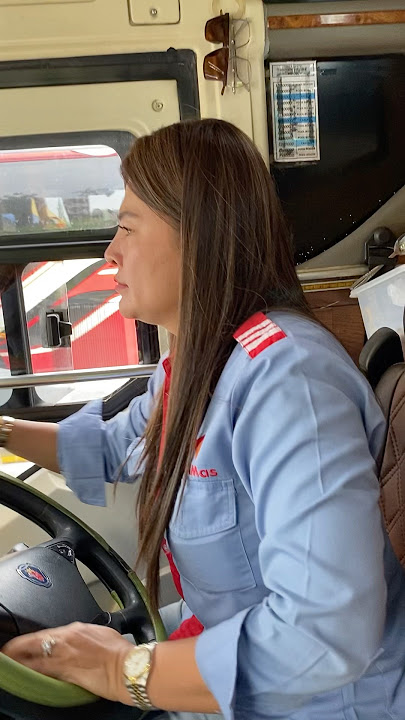 tampil enerjik supir cantik bus agramas lina ozora