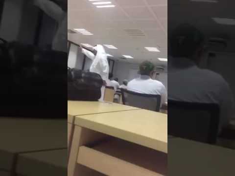 دكتور بالجامعة اتأخر عن المحاضره و الطلاب مشيو