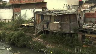 Moradores de favela esperam obra e nova casa