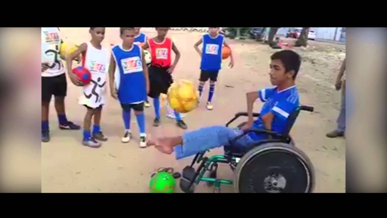 Niño en silla de ruedas juega fútbol (Hace dominadas) - YouTube