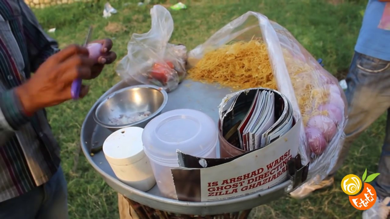 Master of Bhelpuri (भेल पूरी) | Super fast onion cutting | Street Food India | Food Fatafat