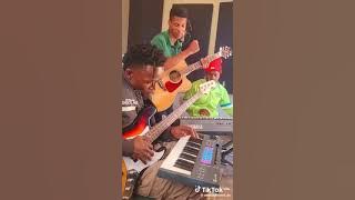 Download lagu uBhemile edlala ingoma kaBahubhe live nginithwesa ugodo 🎵🎵🔥