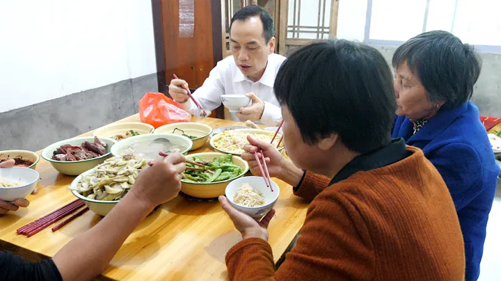 坐月子第13天，外婆外公太姥姥来看外孙女，婆婆准备了壹桌好菜 - 天天要闻