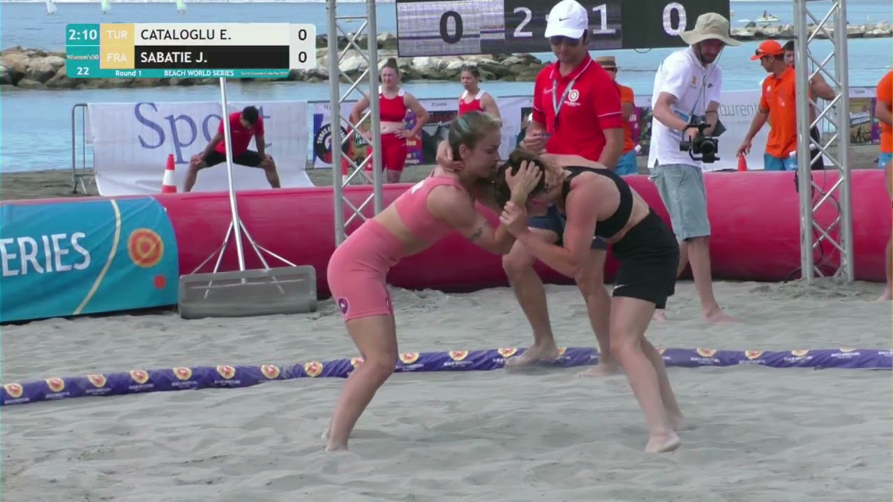 Round 1 Women's BW - 50 kg: E. CATALOGLU (TUR) v. J. SABATIE (FRA)