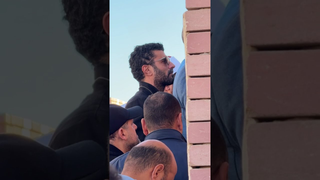 انـ..ـهيار مي عمر في جنازة والدها ومحمد سامي يساندها😓💔