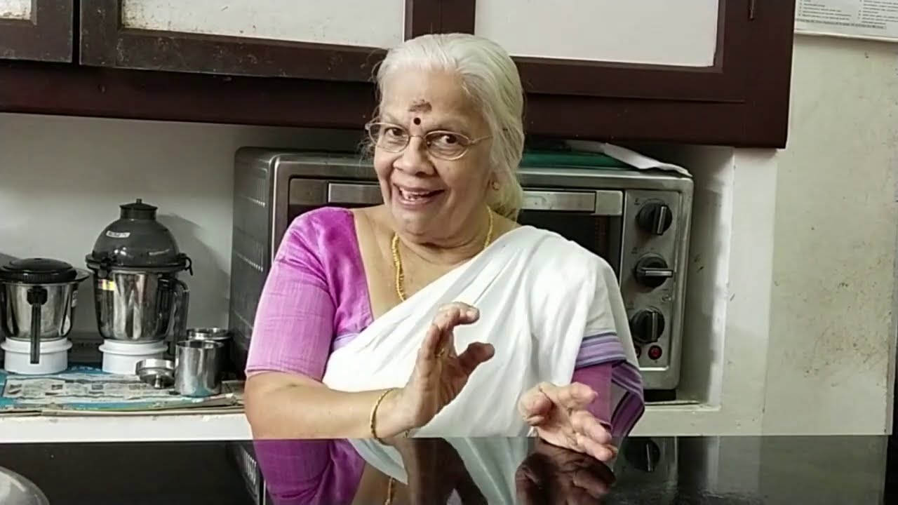 ചുട്ടരച്ച ചമ്മന്തിയും ചുടാതരച്ച ചമ്മന്തിയും... (Two tasty coconut chutneys....)