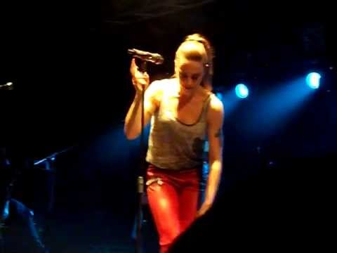 Melanie C taking her shoes off (@ O2 Academy Liverpool)
