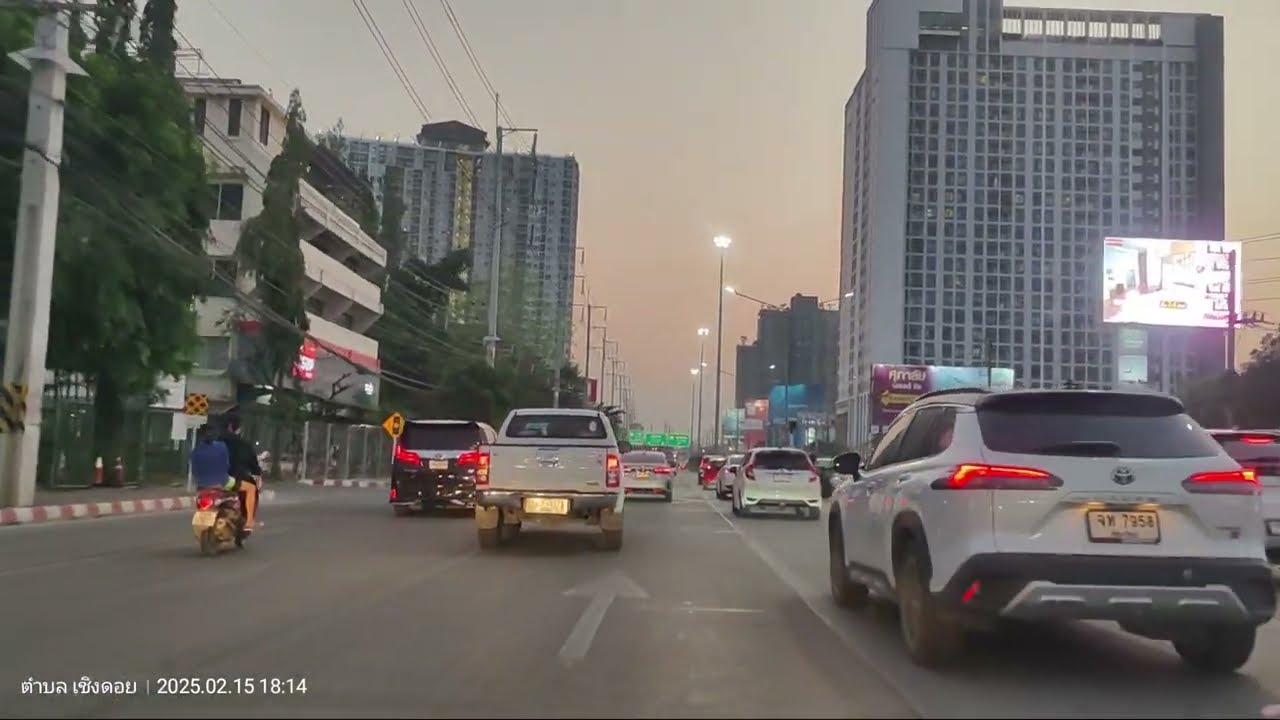 เส้นทางยามค่ำ ตลาด อ.ดอยสะเก็ด เข้าเมืองเชียงใหม่