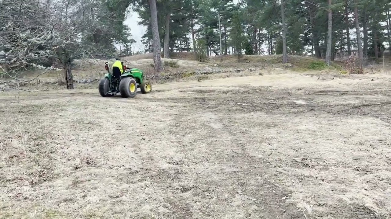 Kompakttraktor John Deere 3720 med redskap