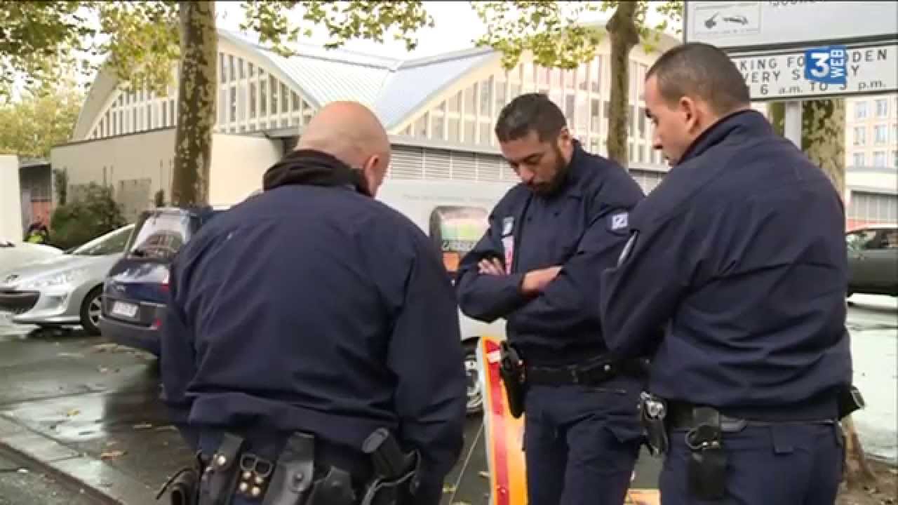 Des CRS  en colère
