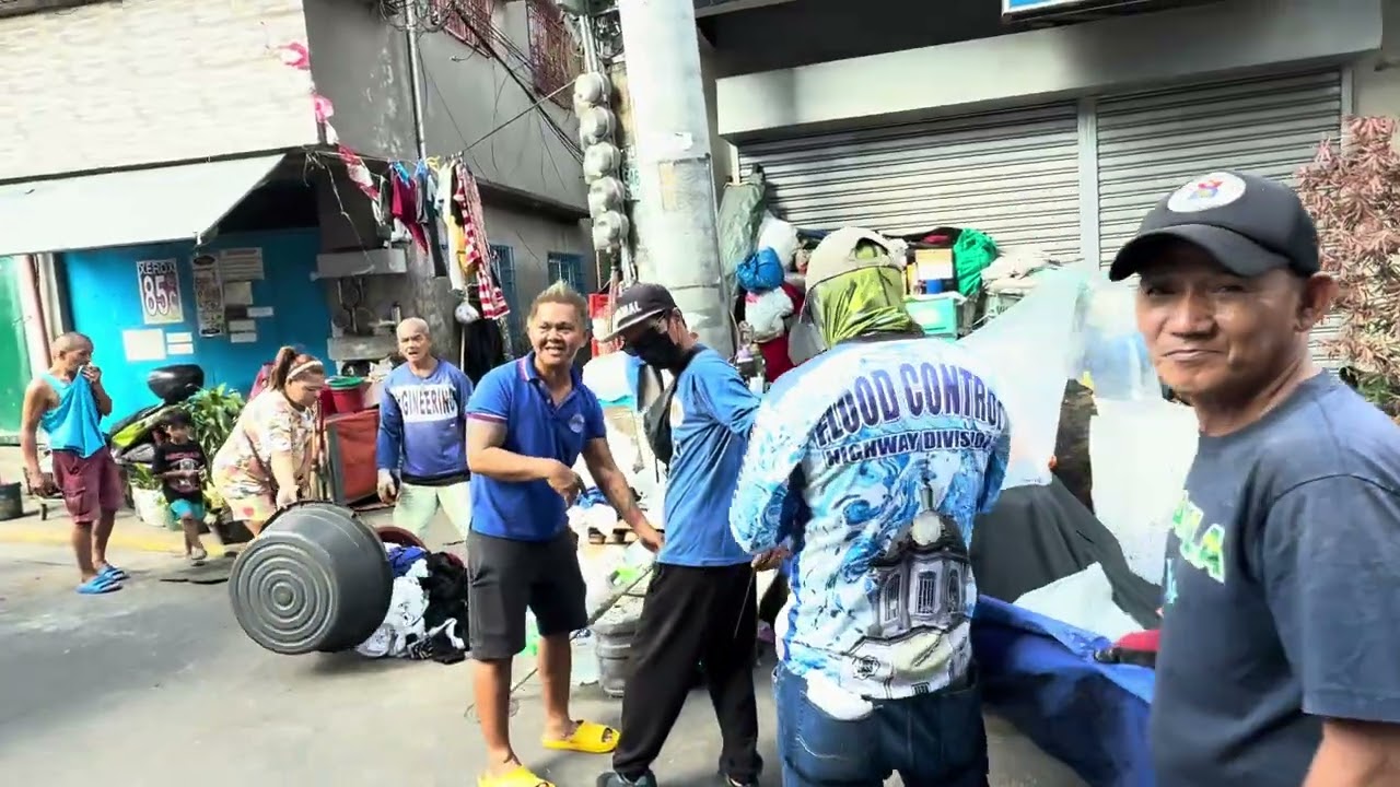 Dati nasa iskinita kalang ngayon pati bangketa sinakop muna / karga nyo sa truck lahat yan!