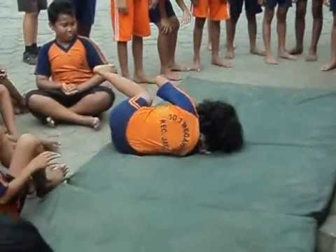 Lucu - Ngakak Habis - Pembelajaran berguling ke depan - SD 3 Megawon.flv