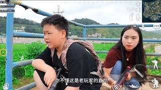 和平精英真人版：小胖子帶美女吃雞，最後靠美女救？