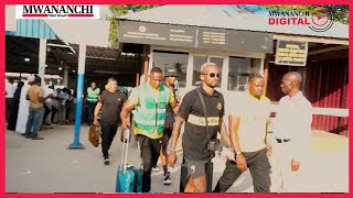 TAZAMA KIKOSI CHA YANGA KIKITUA ZANZIBAR MASHABIKI WAWAPOKEA KWA SHANGWE WASIMAMISHA UWANJA WA NDEGE
