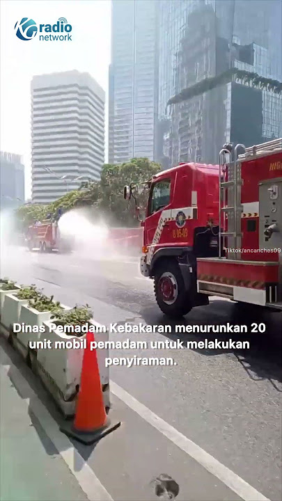 VIRAL! MOBIL PEMADAM KEBAKARAN SIRAM AIR DI SEPANJANG JALAN MH THAMRIN #SHORTS