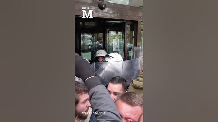 Policija razvaljuje vrata na sudu u Novom Sadu  #novisad #protest