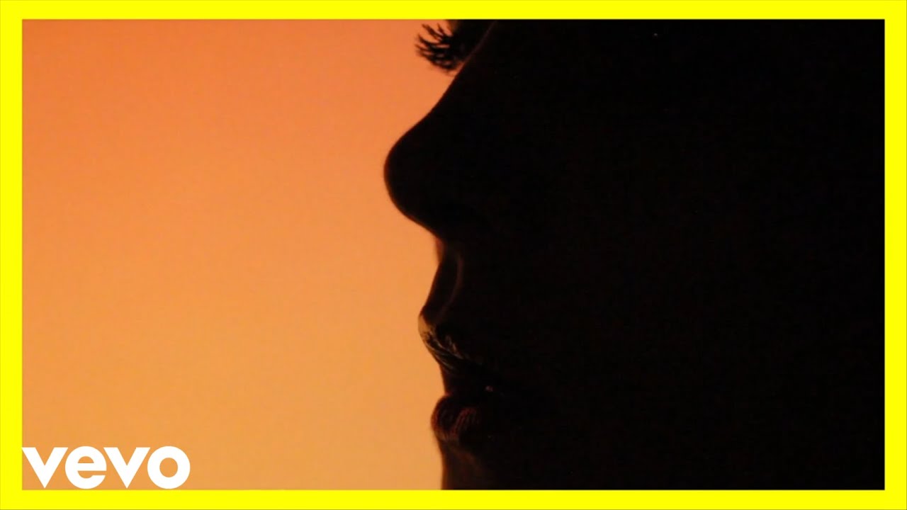 IS TROPICAL - On My Way (Official Video) acordes