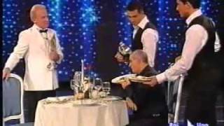 Ma Il Cielo È Sempre Più Blu - Al Ristorante Di Lusso