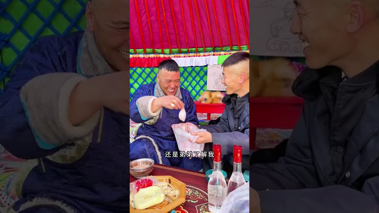 今天兄弟来啦给他烤个黄膘牛排给公鸡今天找了个媳妇看它还挺开心牧区生活 草原美食 巴哥在草原