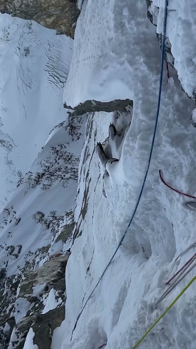 Dead Body in Mount Everest 📹 @afshin_asgharzadeh #viralvideo #everest #youtubeshort #viralshorts