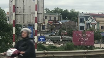 [20689]Có thấy xe kịp lắm hơi cây, nhà, không mở được máy quay kịp. Dừng tí chờ lỡ xe.Xe Howo A7 375